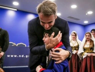 Τα κάλαντα στον Κ. Μητσοτάκη είπαν Βορειοηπειρώτες, Κρητικοί και ο Φάρος του Κόσμου (φωτο)